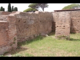 08155 ostia - regio v - via della fortuna della annonaria - edificio (v,iv,2) - 2. raum von westen - bli ri nordwesten - 06-2024.jpg